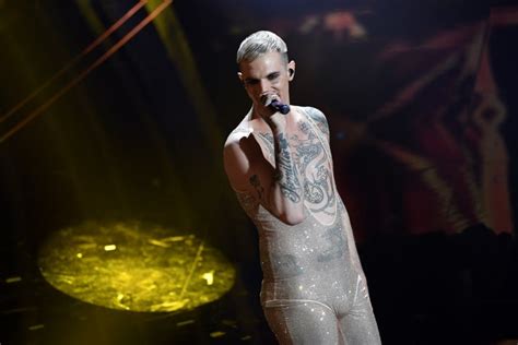 Achille Lauro, la sua tutina glitterata spacca Sanremo 